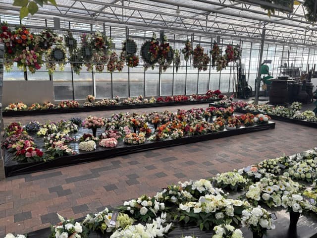 Bloemstukken voor Allerheiligen in de serre