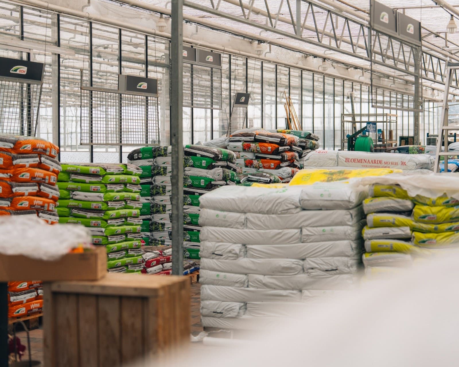 Zakken potgrond en plantenvoeding in de serre